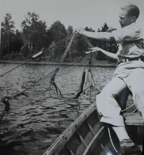 Vernon Applegate nets lamprey on Ocqueoc-Lake, 1947